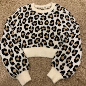 Cozy, cropped leopard sweater